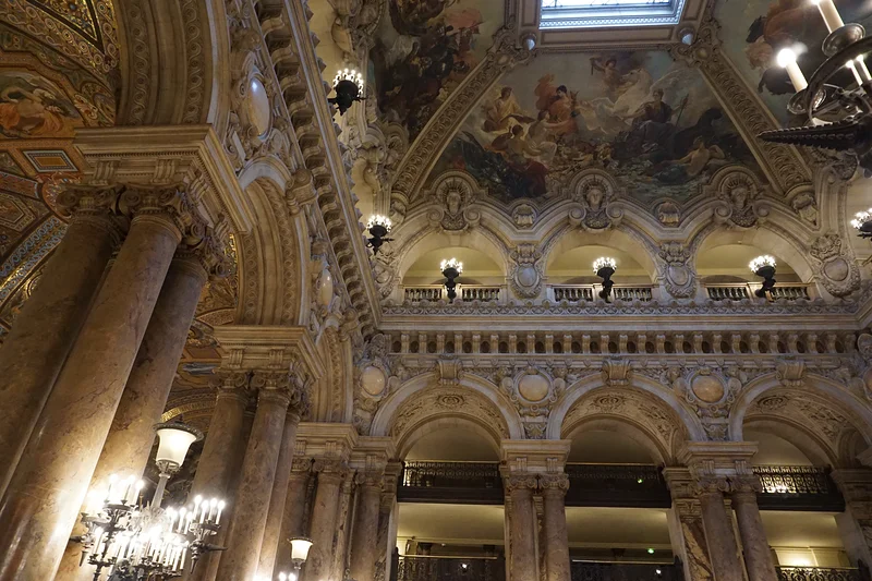 Coursives — Opéra Garnier de Paris (France)