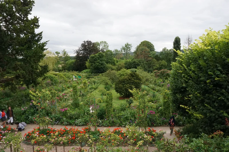 Vue sur le jardin depuis la maison — Jardin et Maison Claude Monet (France)