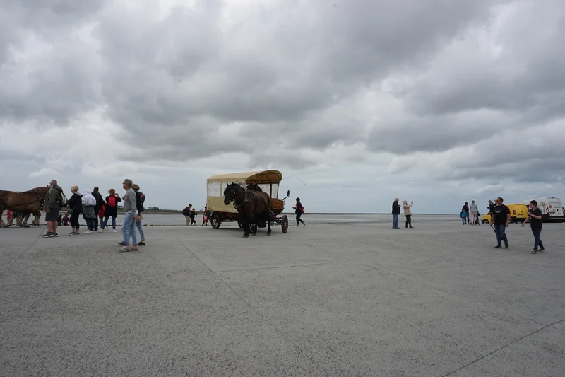 Il y a même des calèches ! — Le Mont-Saint-Michel (France)