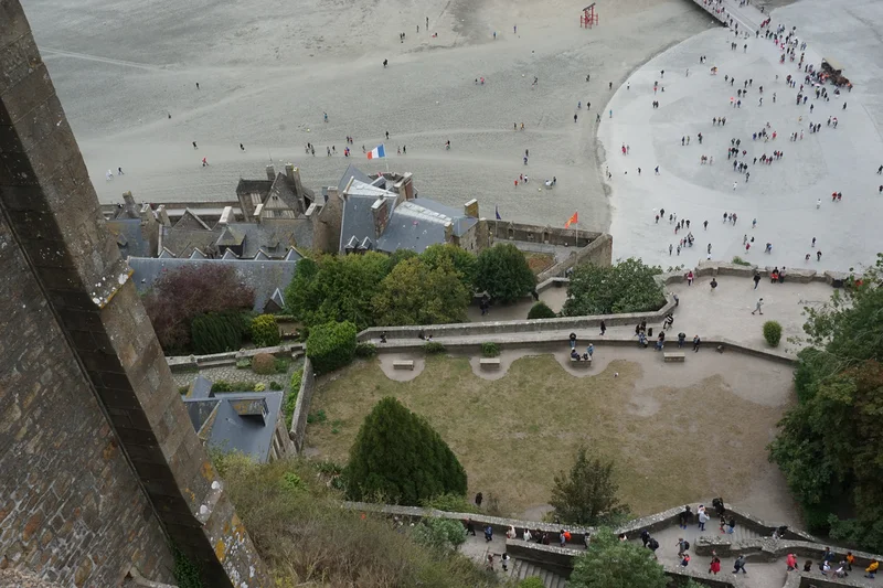 Vue vertigineuse depuis le sommet — Abbaye du Mont-Saint-Michel (France)