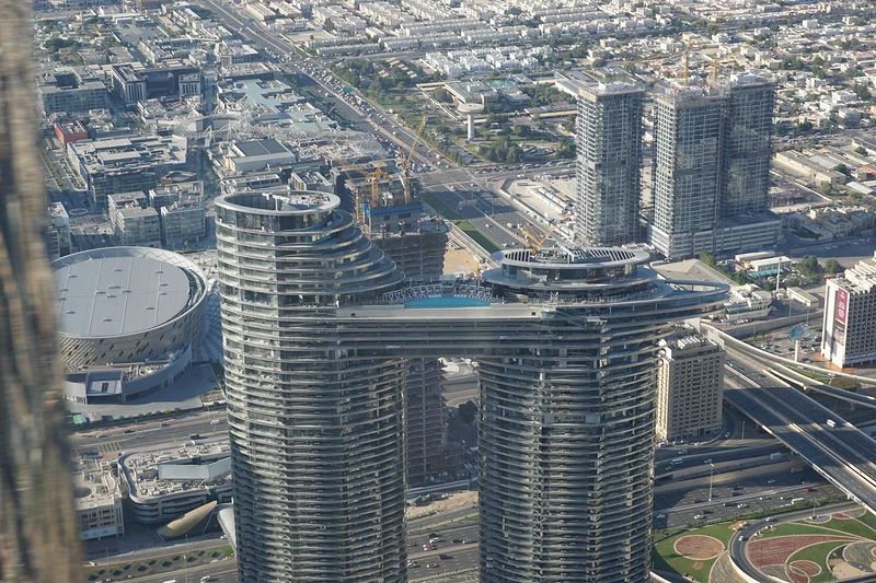 Tour coiffée par un bateau, et une piscine ! — Dubaï (Émirats arabes unis)