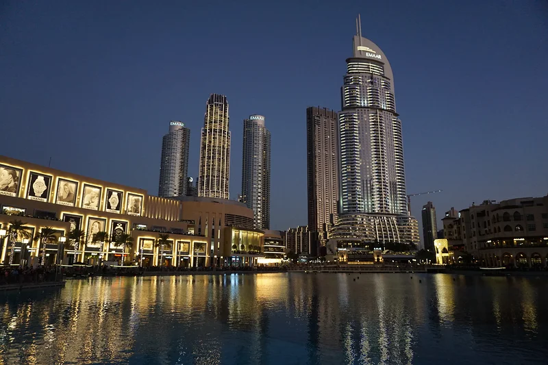 Le bassin des fontaines — The Dubai Fountain (Émirats arabes unis)