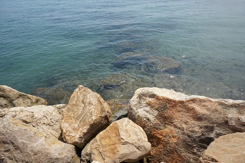 Les rochers de la jetée ! — Rosas (Espagne)