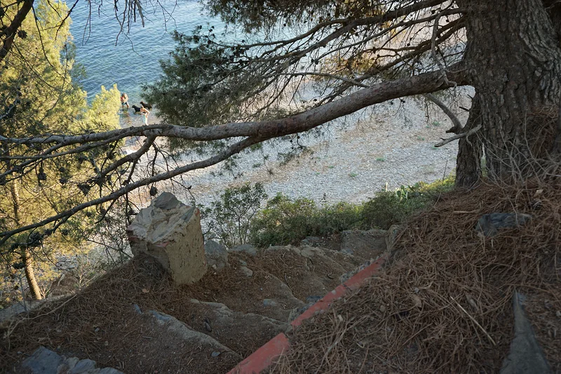 Petit sentier depuis la route — Cala Montjoi (Espagne)