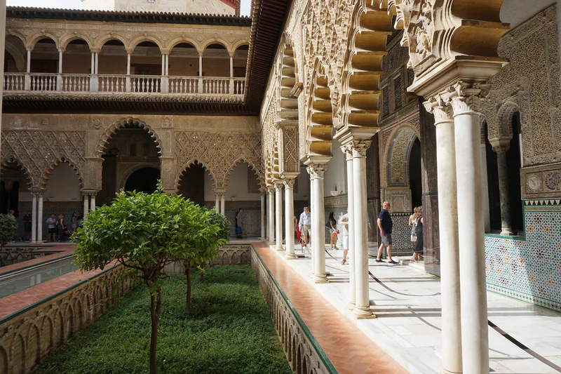 Petite cours intérieure — Alcazar de Séville (Espagne)