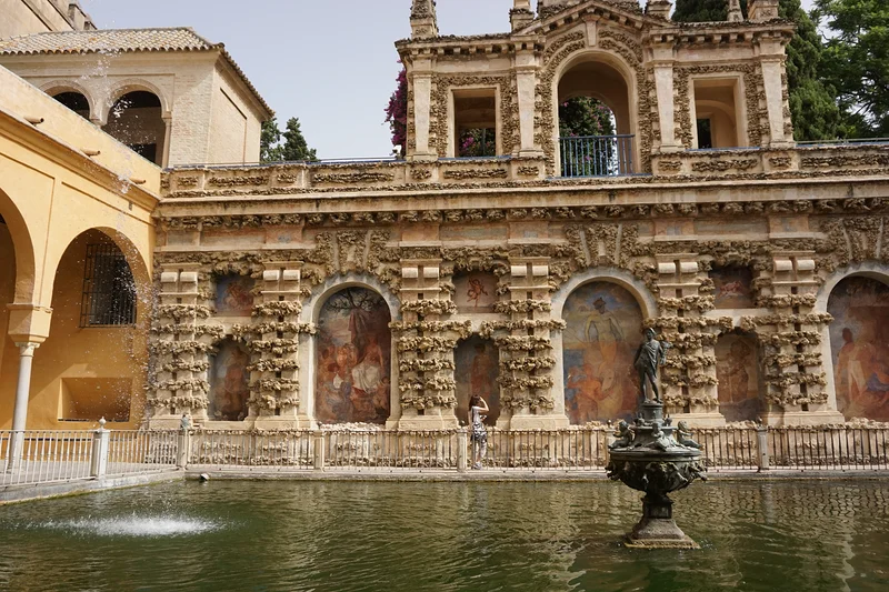Bassin extérieur — Alcazar de Séville (Espagne)