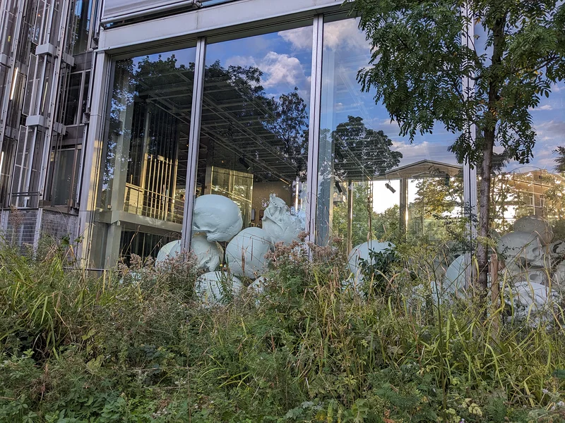 La galerie, vue depuis le jardin — Fondation Cartier pour l'art contemporain (France)