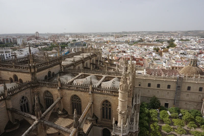 Vue sur la toiture de la Cathédrale depuis la Giralda — Giralda de Séville (Espagne)