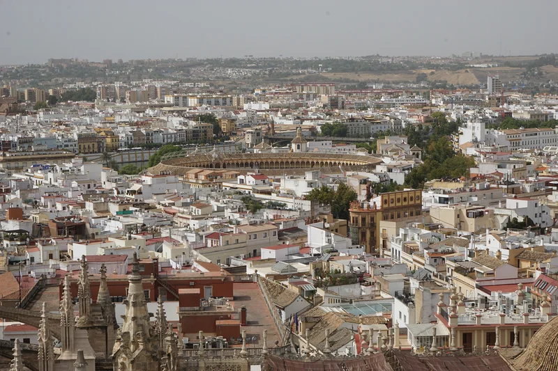 Vue sur les arènes de la Maestranza — Giralda de Séville (Espagne)