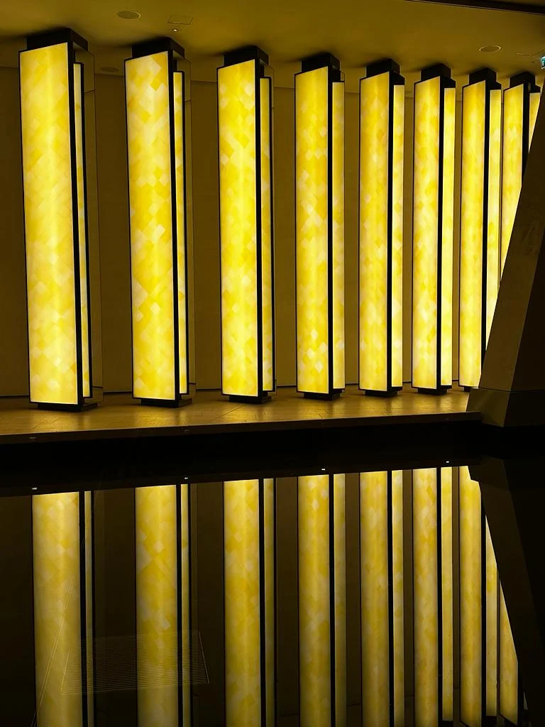 Galerie éclairée près du miroir d'eau — Musée de la Fondation Louis-Vuitton (France)