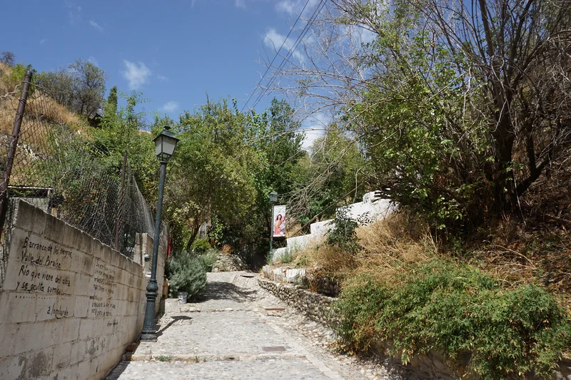 La route qui monte au musée des grottes de Sacromonte — Grenade (Espagne)