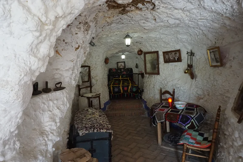 Chambre à coucher troglodyte — Musée troglodyte du Sacromonte (Espagne)