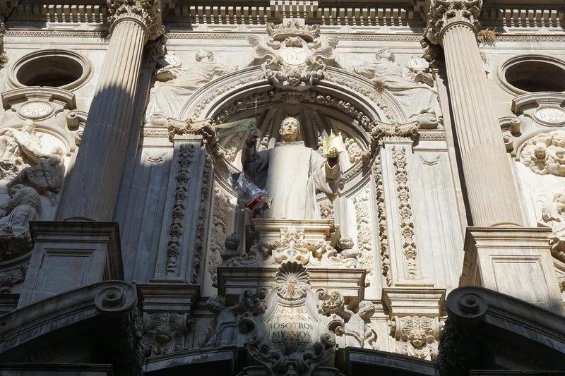Statue au dessus du portail — Basilique San Juan de Dios (Espagne)