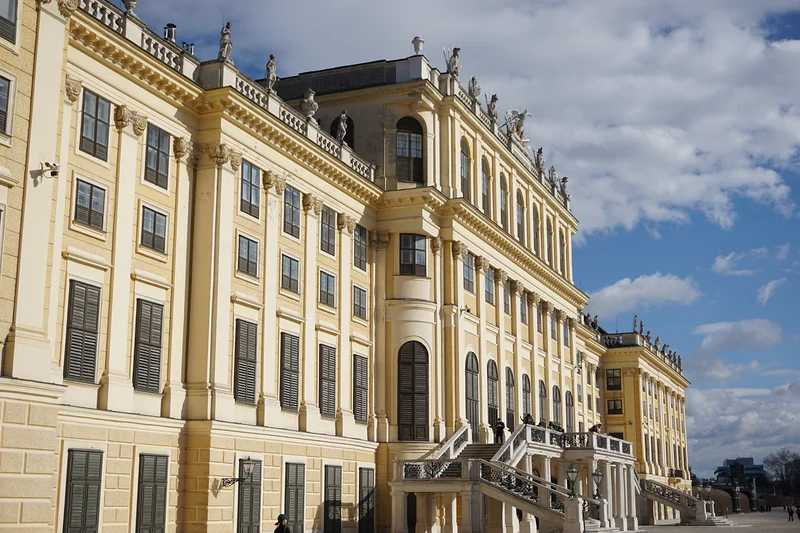 La façade, sous un autre angle — Palais de Schönbrunn (Autriche)