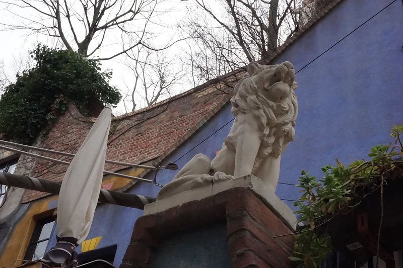 Une autre satue — Maison Hundertwasser (Autriche)