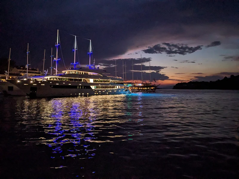 Yacht festif sur le port de Pomena — Parc national de Mljet (Croatie)