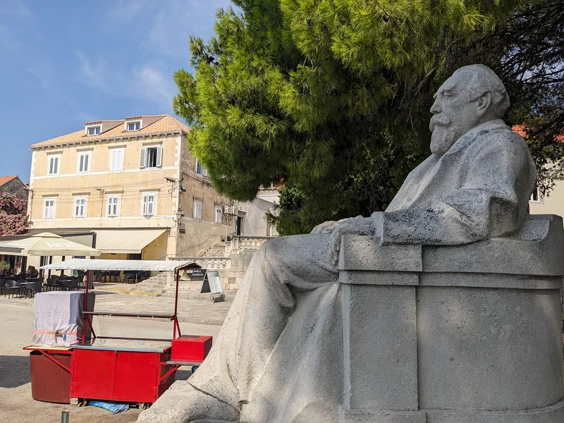 Statue face à la mer — Cavtat (Croatie)