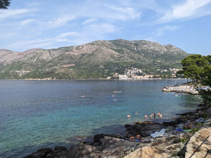 Crique avec location de transat — Cavtat (Croatie)