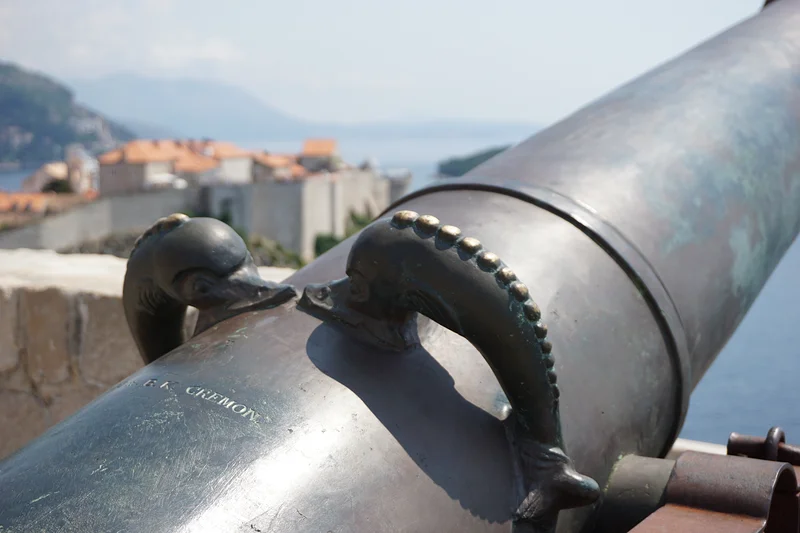 Gros plan sur les poignées du canon — Fort Lovrijenac (Croatie)