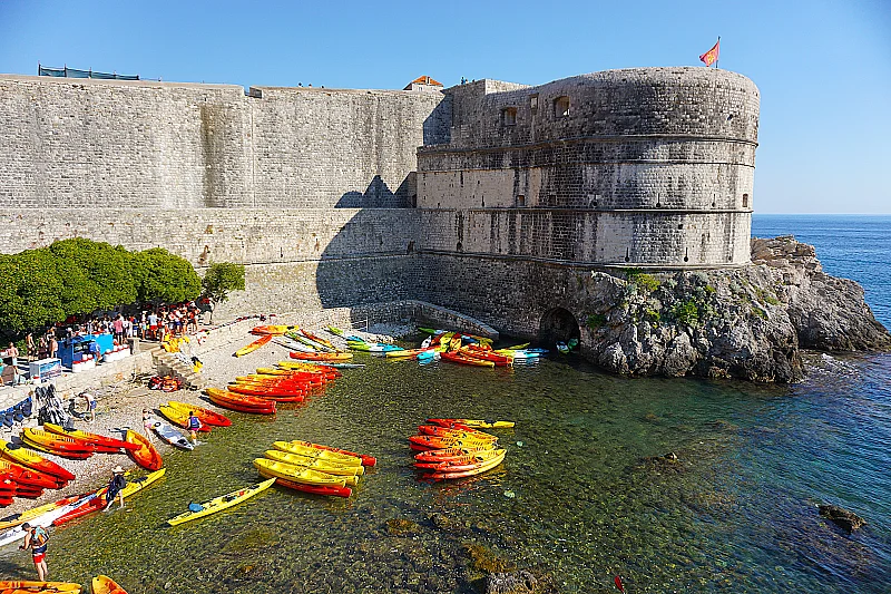 Crique de Kolorina et ses kayaks