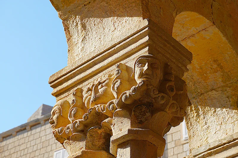 Bas reliefs sur le Palais du Recteur