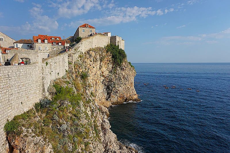 Les remparts à même les falaises sur l'Adriatique