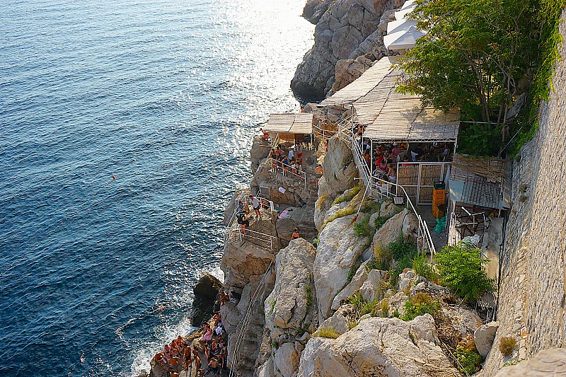 Bar sur les falaises, au pied des remparts
