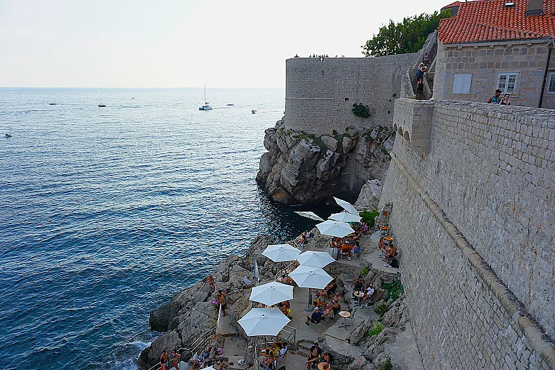 Encore un bar sur les falaises