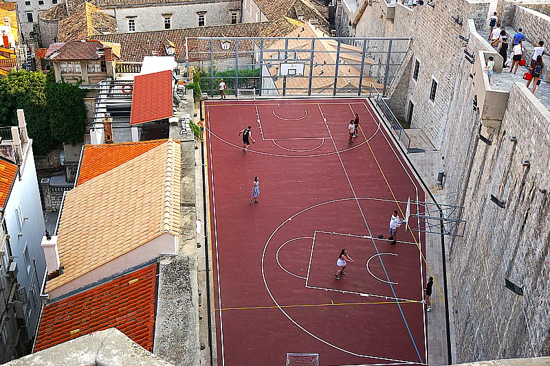 Terrain de basket au pied des remplarts