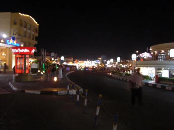 La ville de Naama Bay by night — Plage Naama Bay (Egypte)