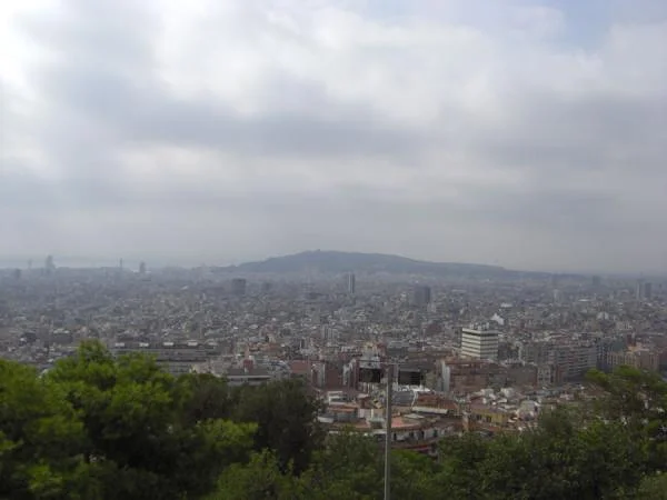 Vue vers Montjuic Vue vers Montjuic — Parc Güell (Espagne)