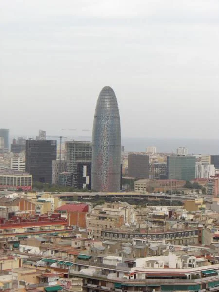 Vue sur la tour Agbar — Sagrada Família (Espagne)