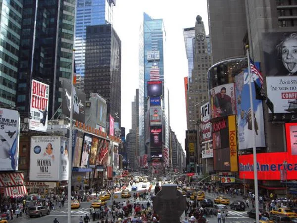 Times Square en journée Times Square en journée — Times Square (Etats-Unis)