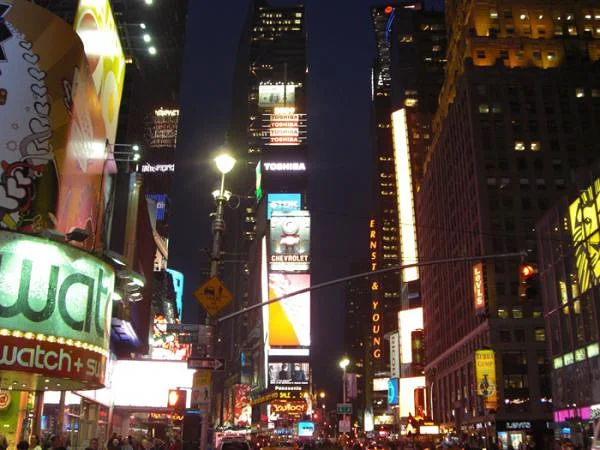 Times Square de nuit Times Square de nuit — Times Square (Etats-Unis)