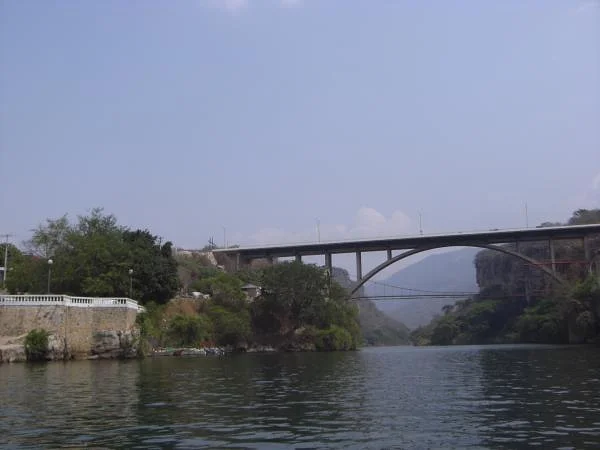 Pont des plongeurs Pont des plongeurs — Parc national de Cañón del Sumidero (Mexique)