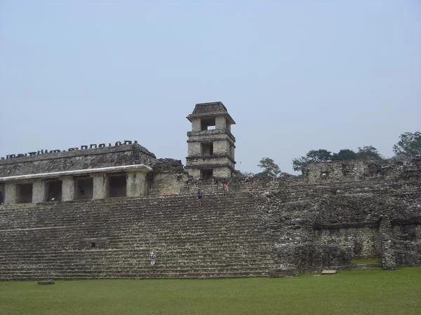 El Palacio El Palacio — Ville préhispanique et parc national de Palenque (Mexique)