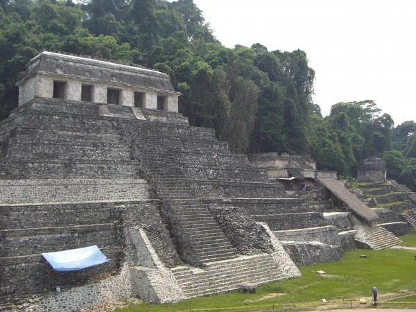 Templo de los inscriptiones Templo de los inscriptiones — Ville préhispanique et parc national de Palenque (Mexique)