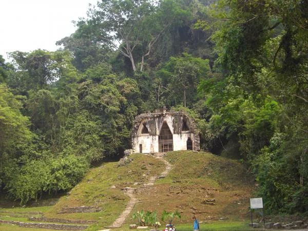 Templo de la Cruz Foliada Templo de la Cruz Foliada — Ville préhispanique et parc national de Palenque (Mexique)