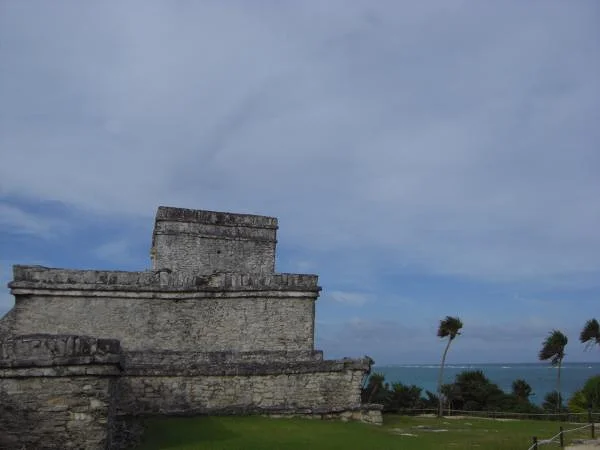 Vue de côté du Castillo Vue de côté du Castillo — Ruines mayas de Tulum (Mexique)
