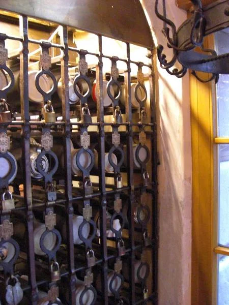 Pintes de bières sous cadenas — Hofbräuhaus am Platzl (Allemagne)