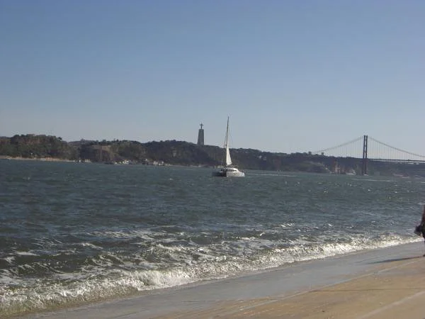 Bateau à voile sur le Tage — Praça do Comércio (Portugal)