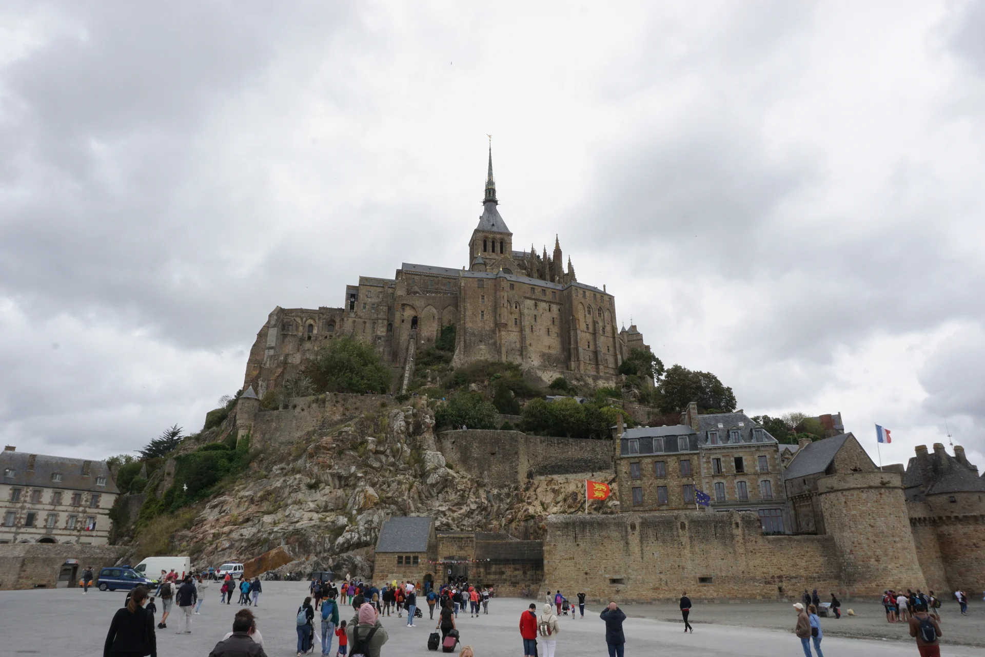 Au pied du rocher — Le Mont-Saint-Michel (France)