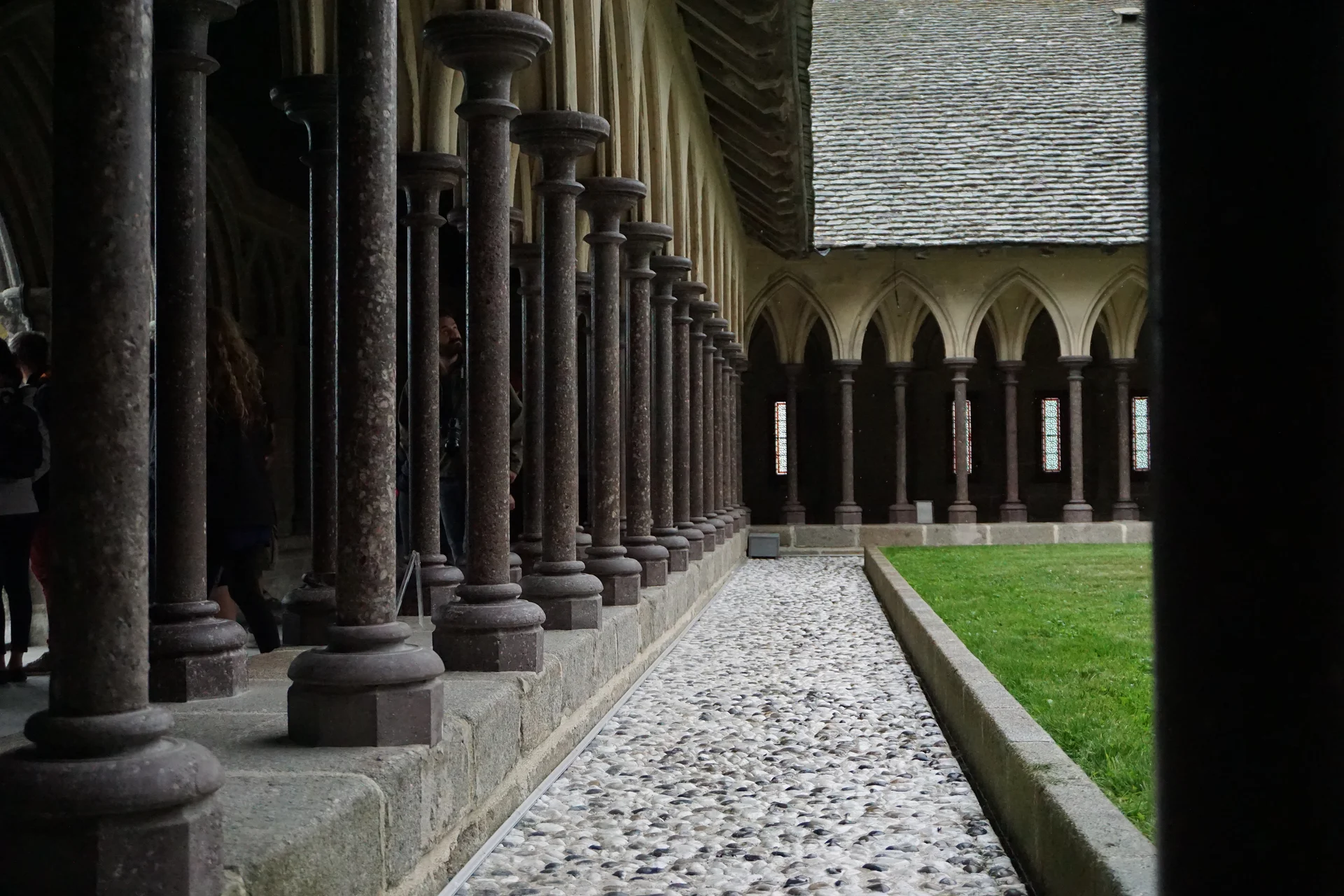 Le cloître et ses colonnes — Abbaye du Mont-Saint-Michel (France)