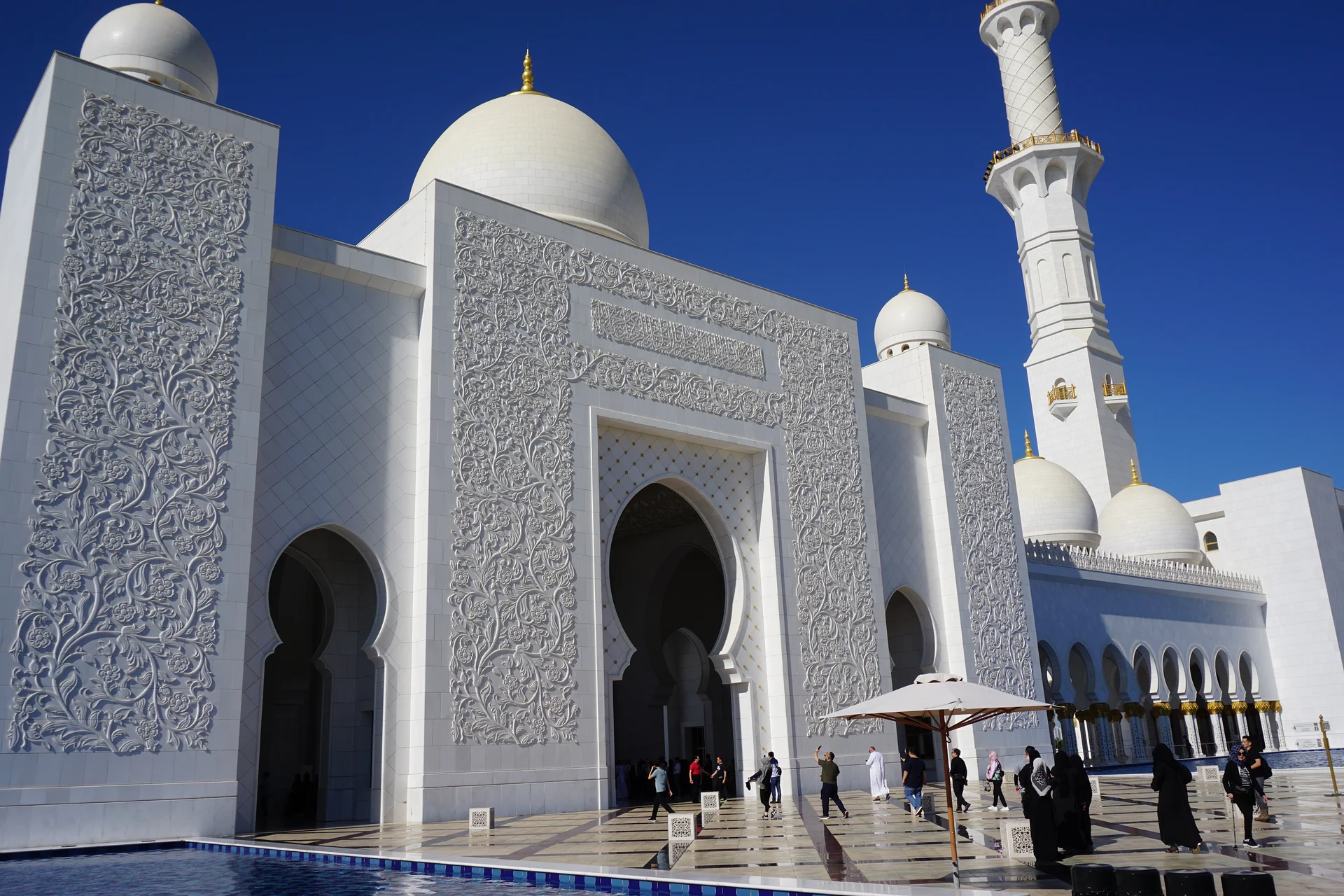 Entrée de la Mosquée Cheikh Zayed — Grande mosquée de Sheikh Zayed (Émirats arabes unis)