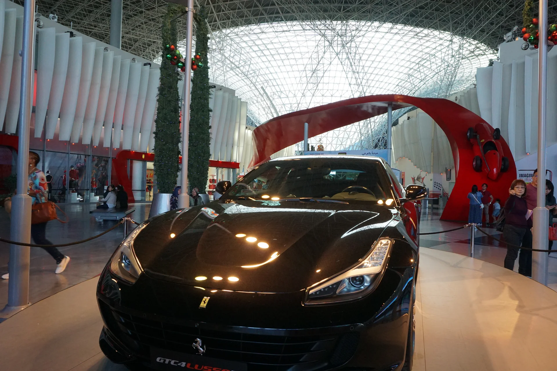 Ferrari dans le parc d'attractions du même nom — Ferrari World (Émirats arabes unis)
