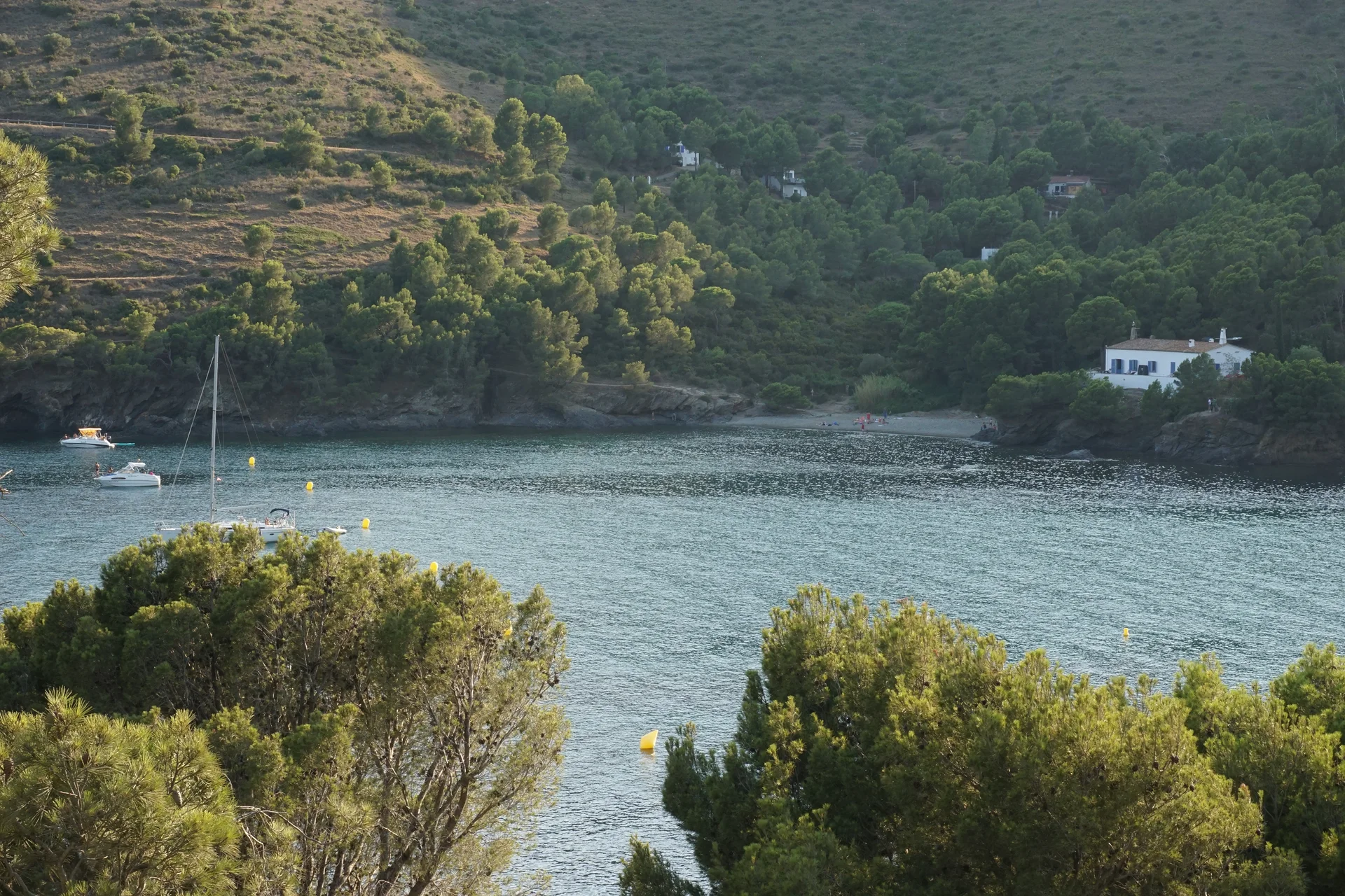 Platja Calis vue depuis l'autre berge — Platja Calis (Espagne)