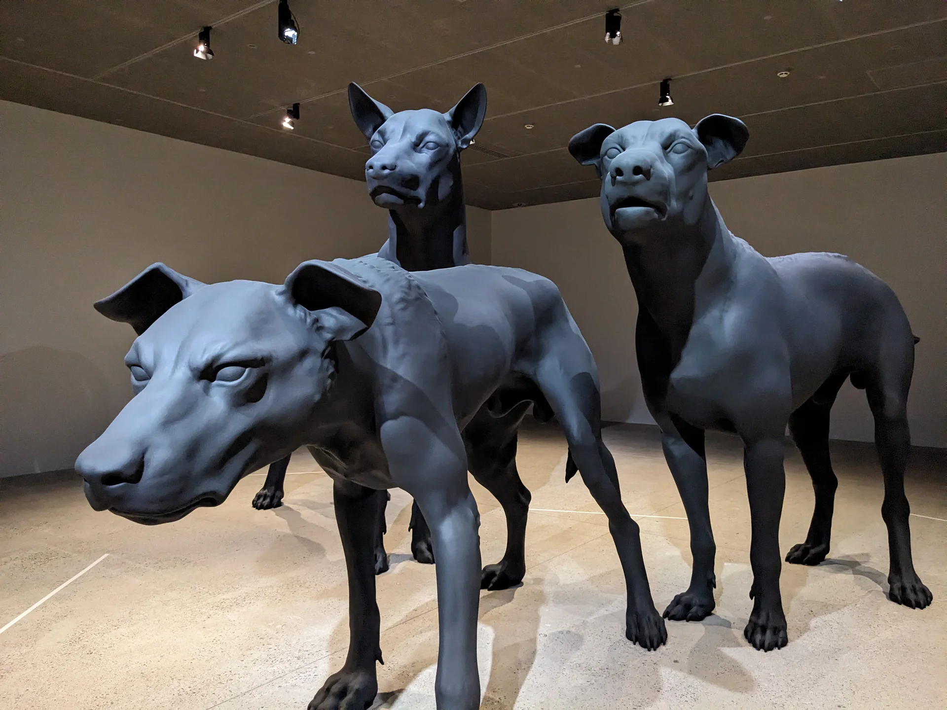 3 Dogs de Ron Mueck 3 Dogs de Ron Mueck — Fondation Cartier pour l'art contemporain (France)