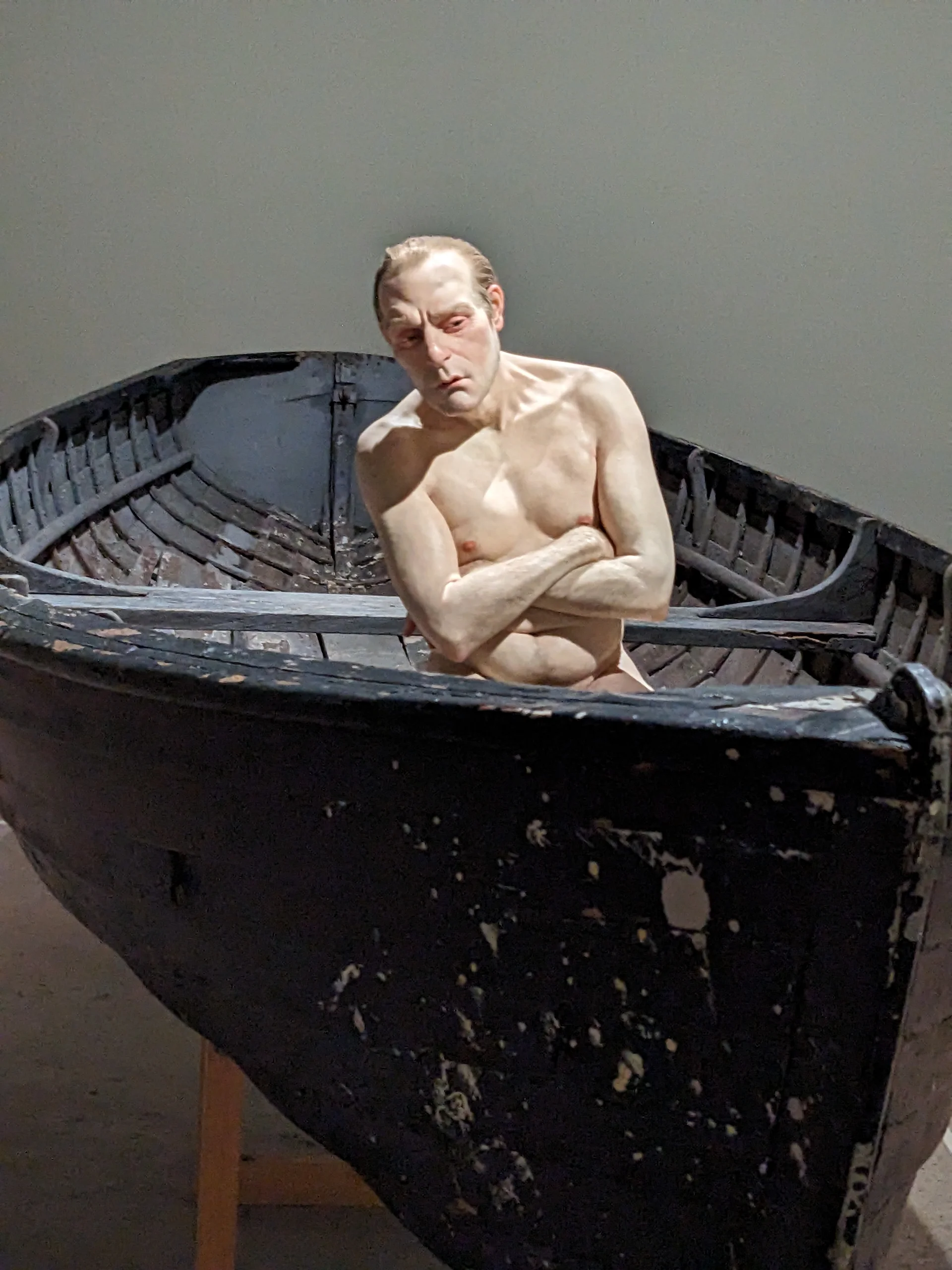 Man in a Boat de Ron Mueck Man in a Boat de Ron Mueck — Fondation Cartier pour l'art contemporain (France)
