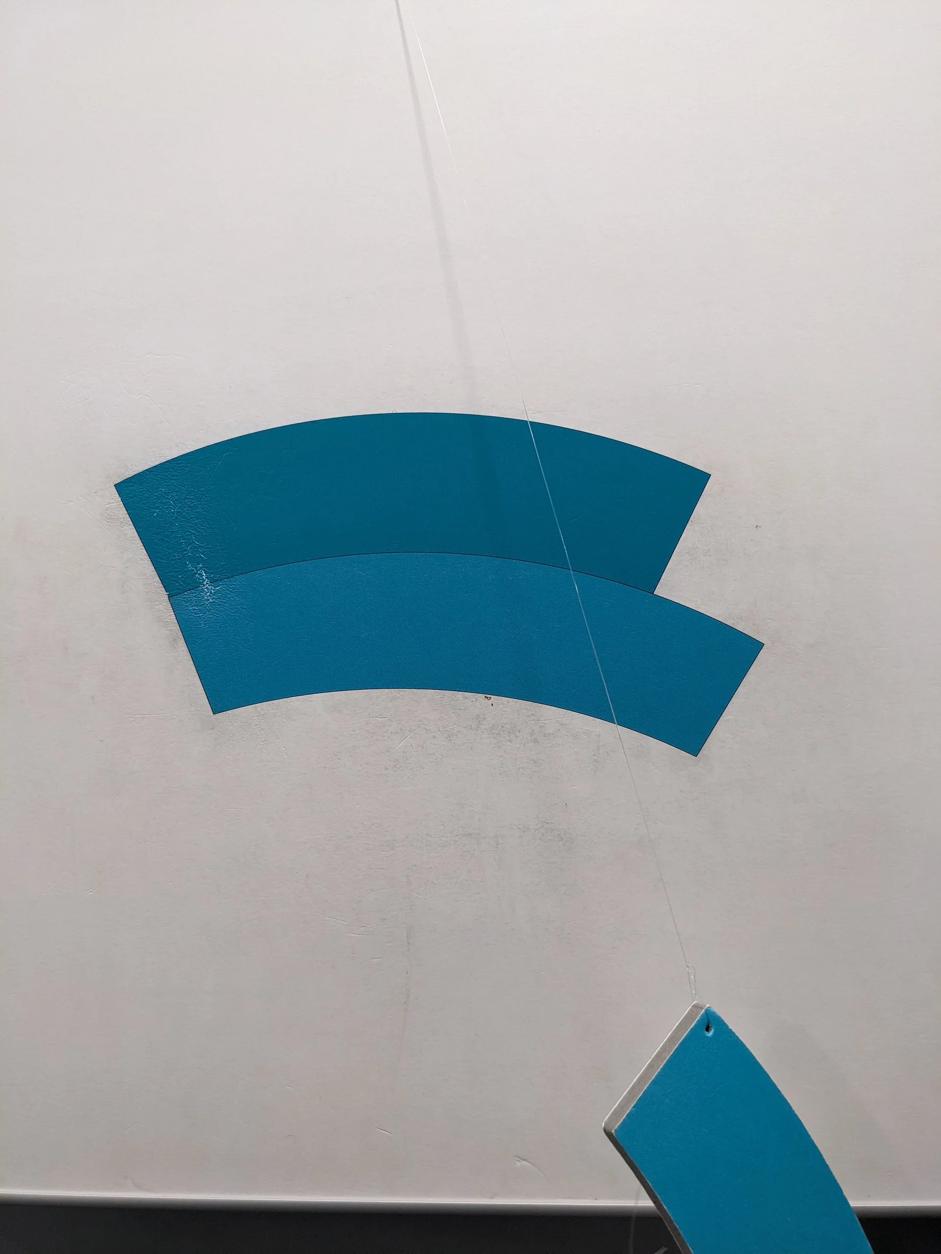 On est d'accord que les 2 formes n'ont pas la même taille ? On est d'accord que les 2 formes n'ont pas la même taille ? — Musée de l'Illusion de Paris (France)