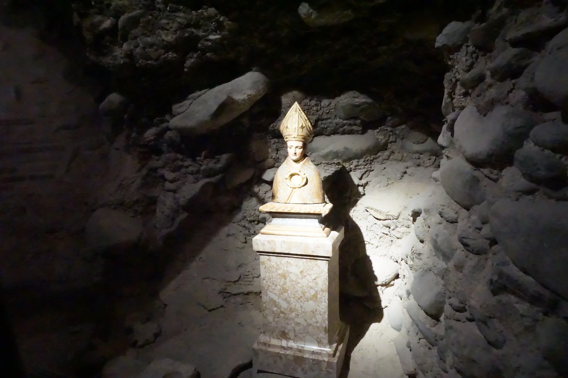 Statuette dans la partie souterraine de l'abbayhe — Abbaye du Sacromonte (Espagne)